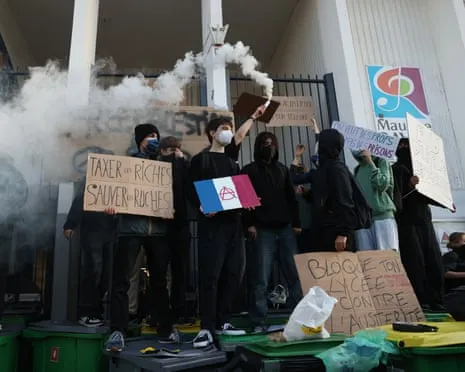 New France's PM Under Mounting Scrutiny as Countrywide Strikes Disrupt Schools and Transport
